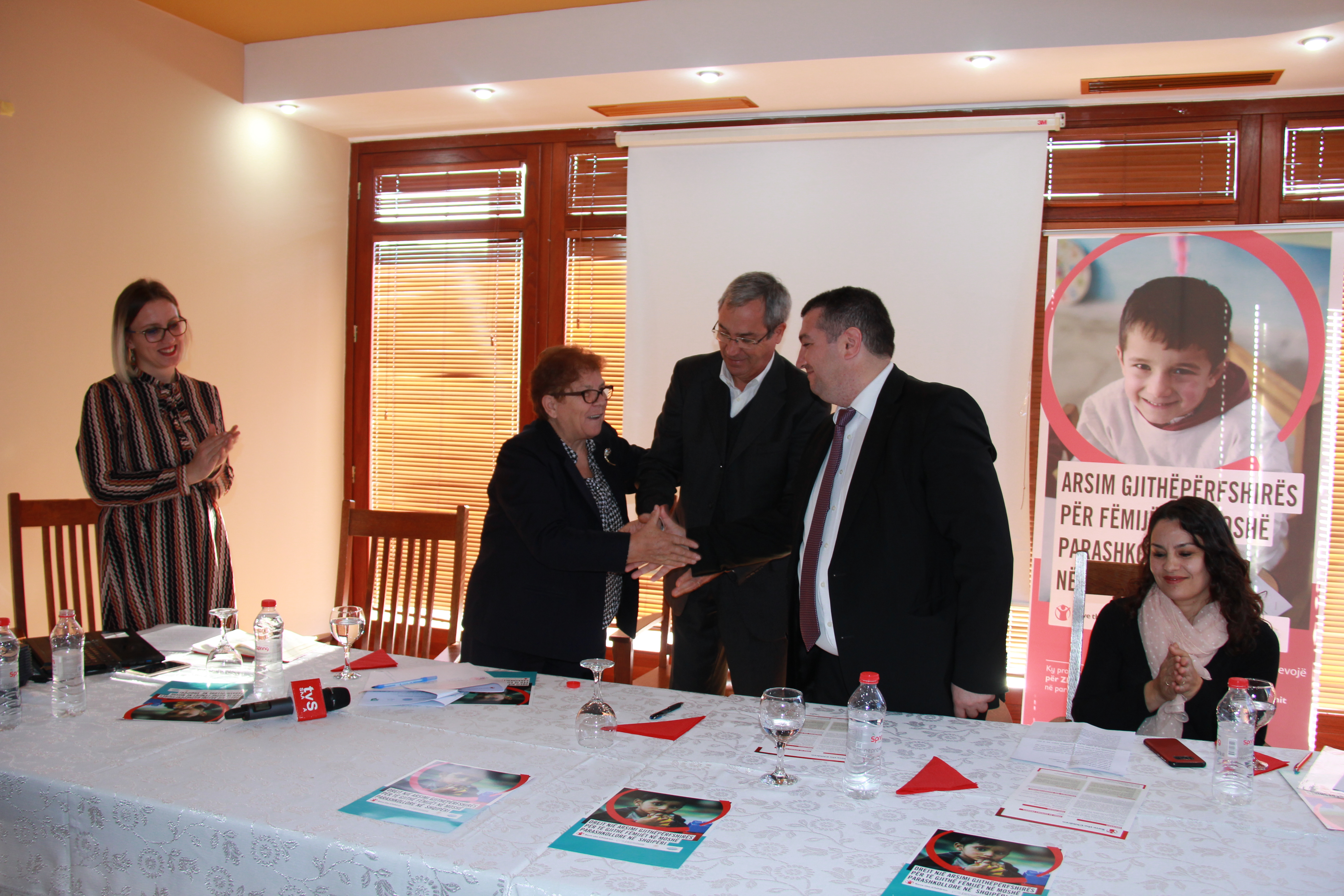 Kick-off meeting del progetto “Verso un’educazione inclusiva per tutti i bambini in età prescolare in Albania” in Elbasan alla presenza delle autorità municipali dell’educazione, sanità, Università locali e altre ong presenti nel territorio. La firma del documento di collaborazione tra Medpak, Save the Children e comune di Elbasan.